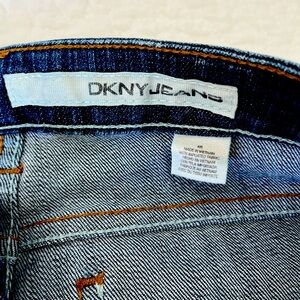 DKNY boot leg jeans. Size 4, Inseam is approx 30”. In very good condition.